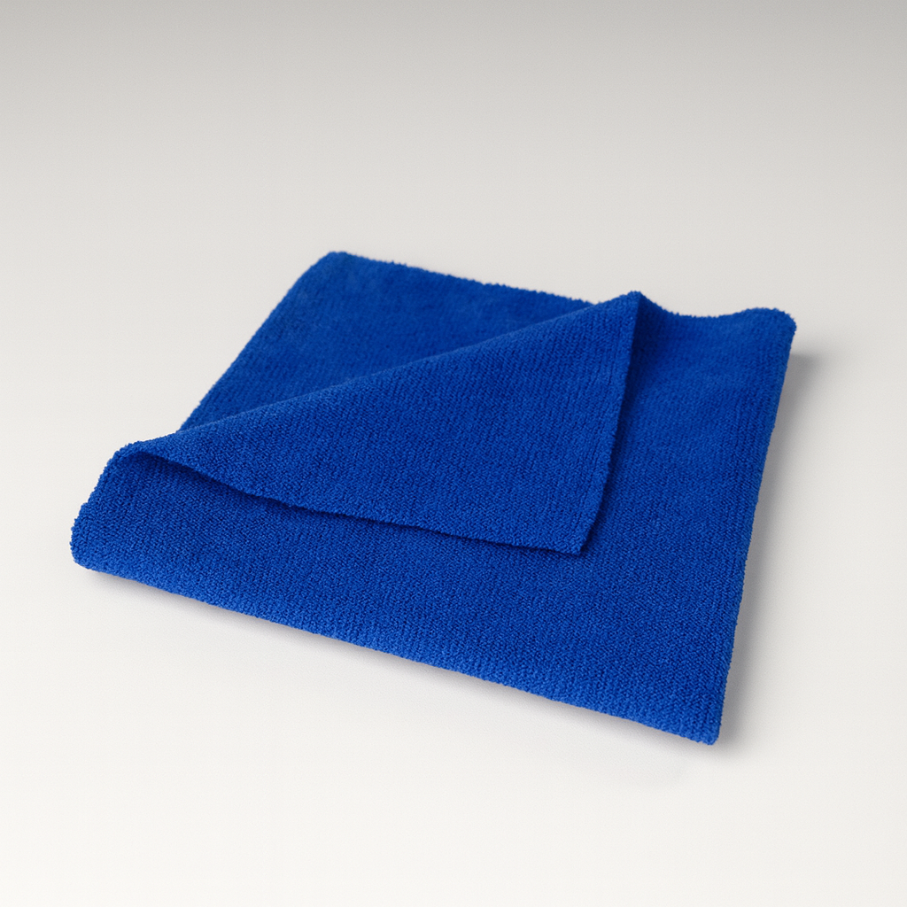 Microfibre bleue sans bord CleanTech pour un essuyage sans trace ni micro-rayure, idéale pour carrosserie et vitres.