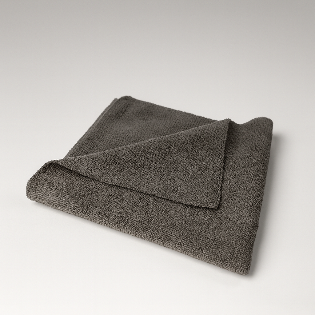 Microfibre grise CleanTech ultra douce et absorbante, parfaite pour le séchage et la finition du detailing automobile.