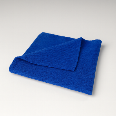 Microfibre bleue sans bord CleanTech pour un essuyage sans trace ni micro-rayure, idéale pour carrosserie et vitres.
