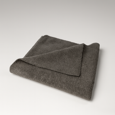 Microfibre grise CleanTech ultra douce et absorbante, parfaite pour le séchage et la finition du detailing automobile.

